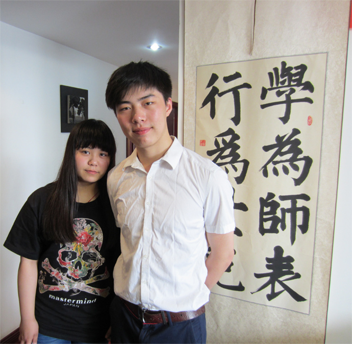 集训艺术生与文化老师合影