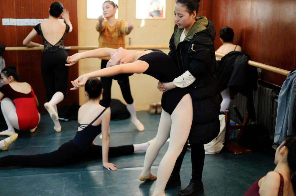 舞蹈艺考生苦练一字马