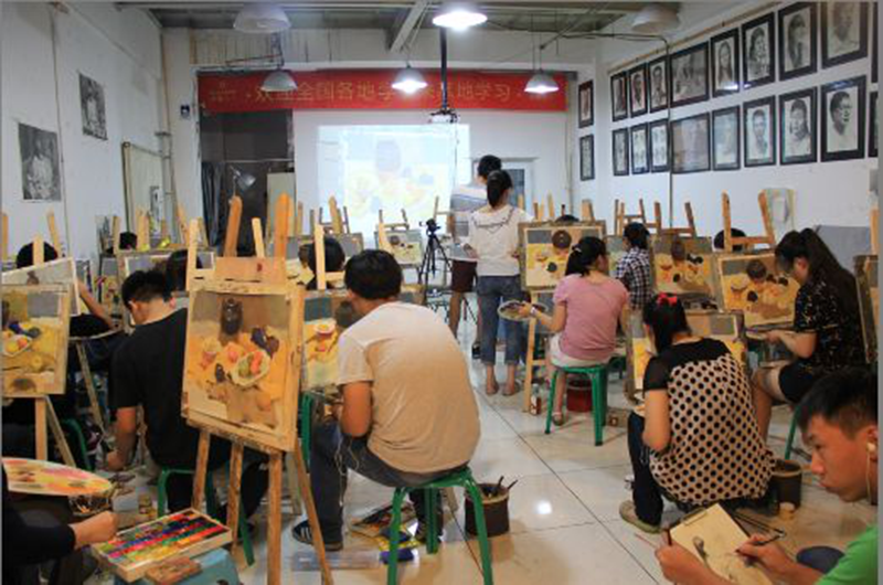 艺考生认真为校考做准备