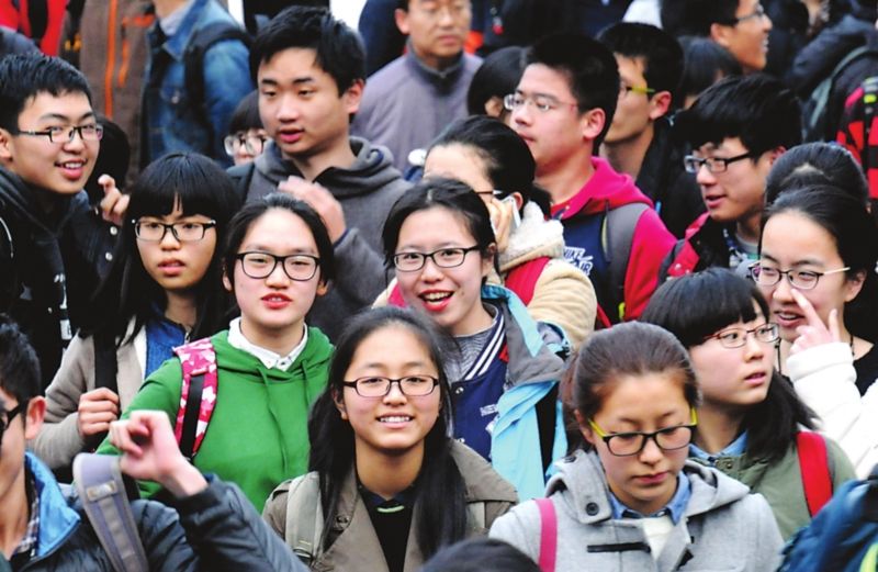 艺术生们正在进入考场