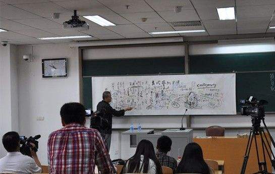 艺术学院教授在给传媒生授课