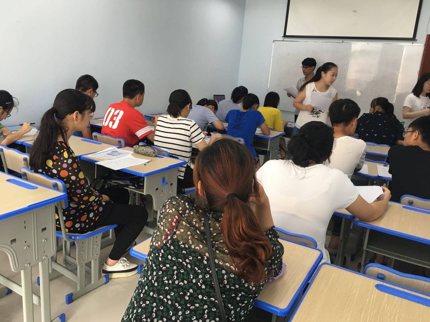 艺术生在上英语课