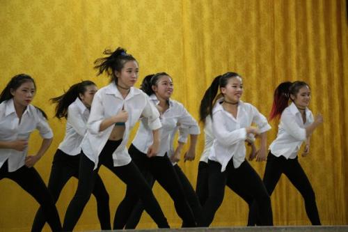 舞蹈艺术生背后的付出与汗水