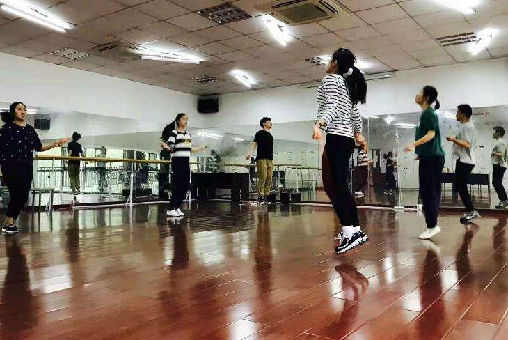 艺术生在专业课上练习