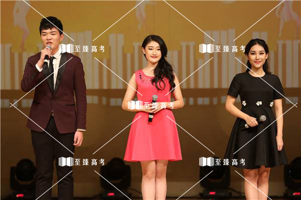 传媒类艺考生主持晚会