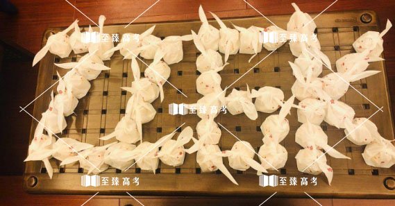 老师为艺考生们精心准备礼品