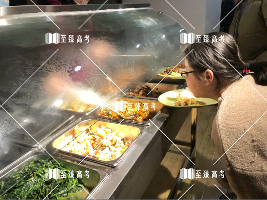 艺考生文化冲刺“饭饱才能不思家”