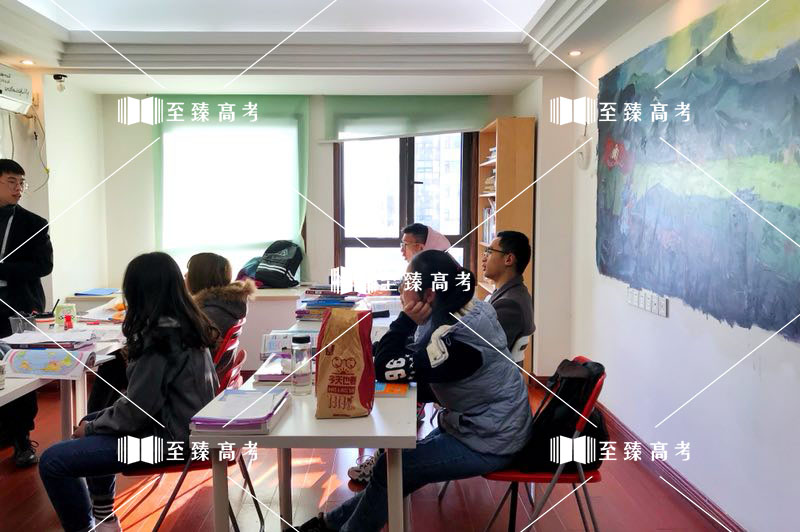 艺考生课上认真听讲，师生融洽