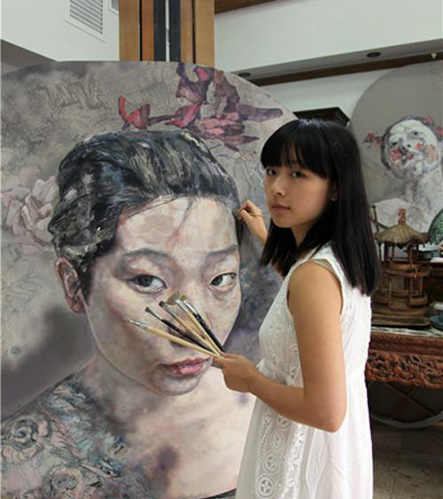 图为清华美院学子在画画