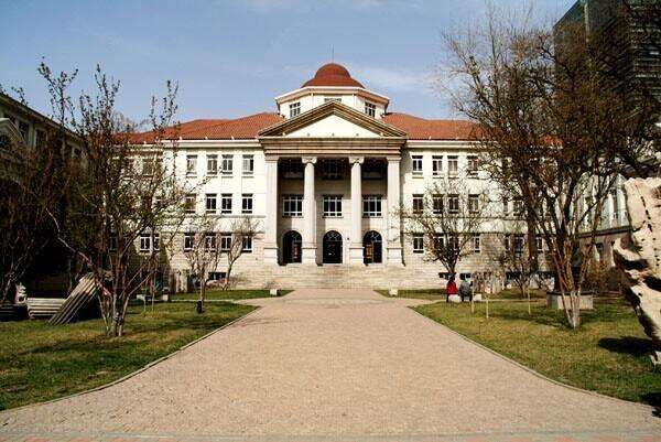 图为天津美术学院校内一角