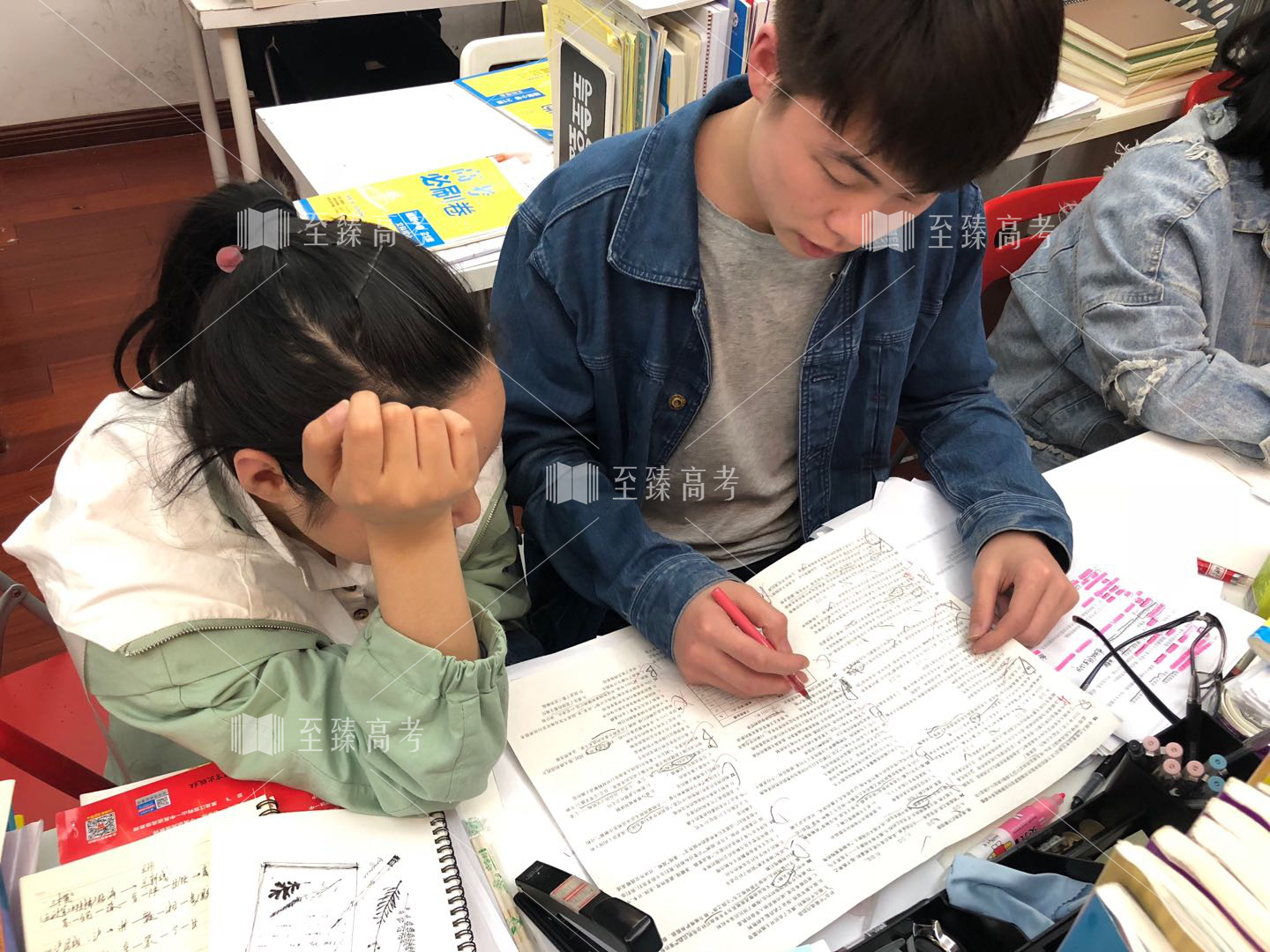 艺考生正在进行英语刷题训练