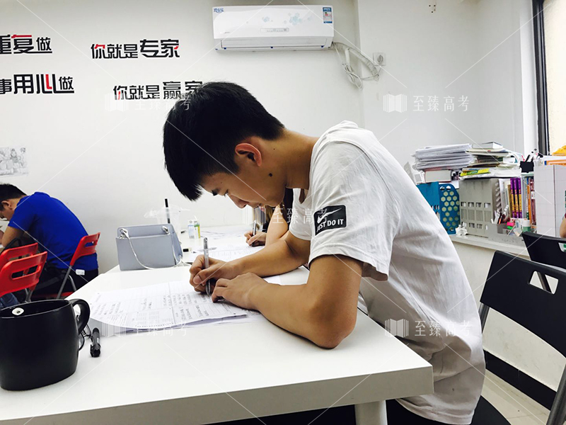 艺考生模拟高考中