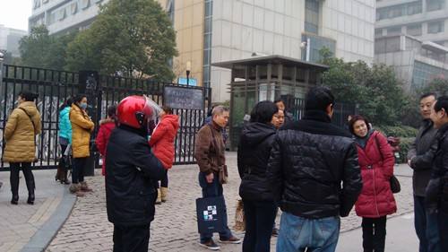 等候考试结束的家长们