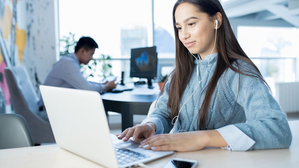 考生正在上网课