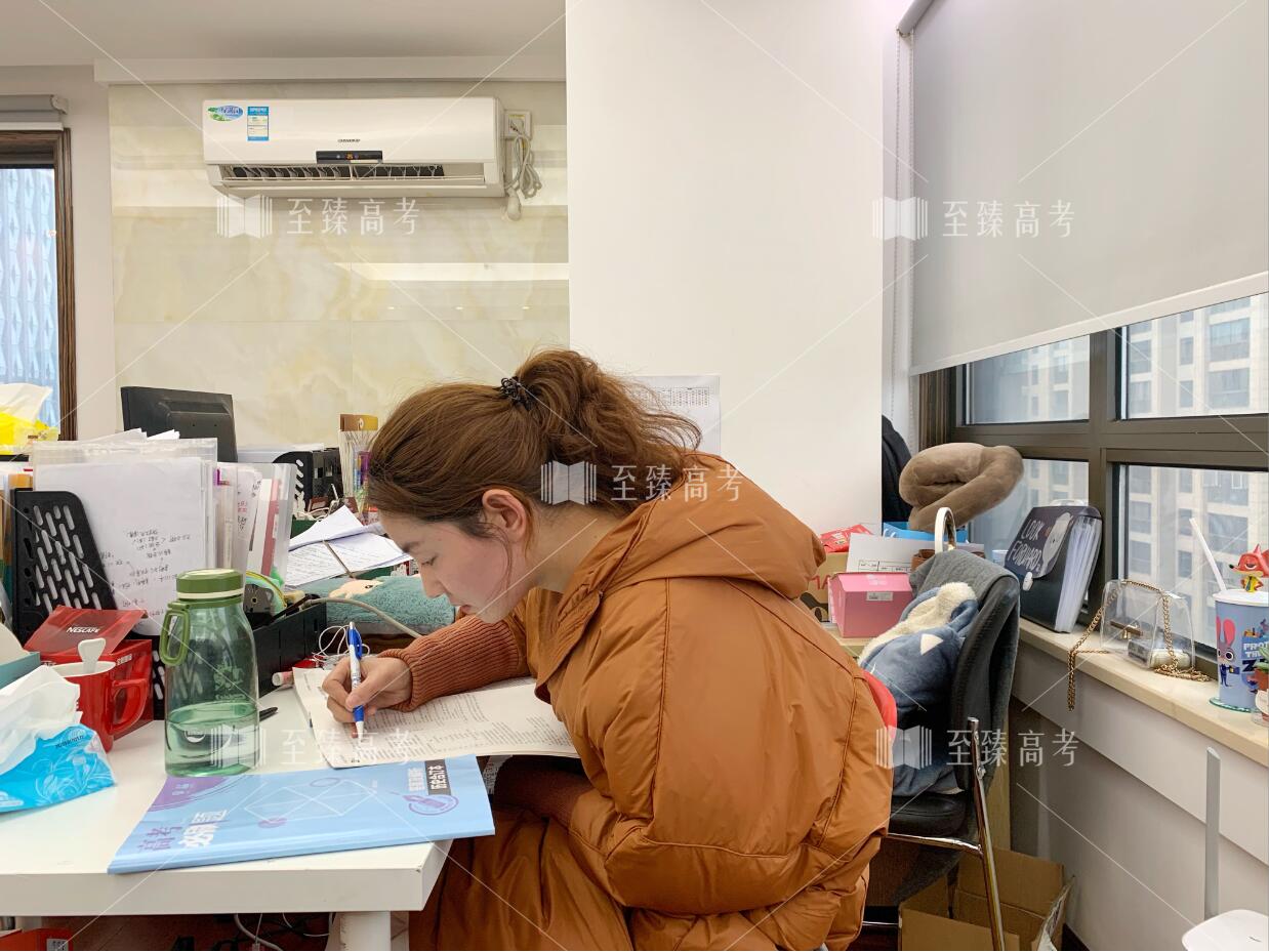 武汉艺考生教师正在准备网课