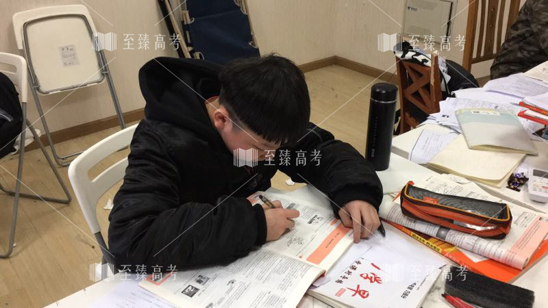 艺术生课后反复进行训练