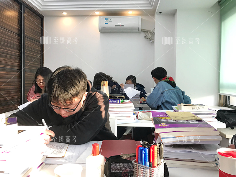 武汉艺考生文化课机构模拟考试现场