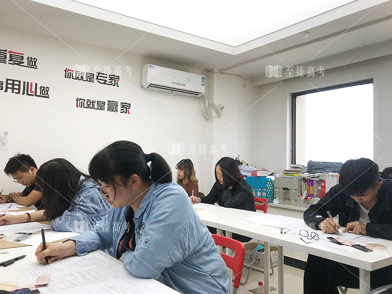武汉艺考生文化课机构模拟考试现场