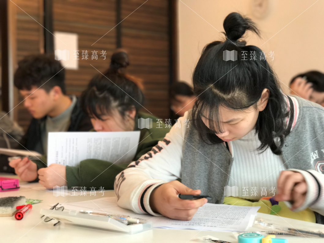 美术生正在上英语课