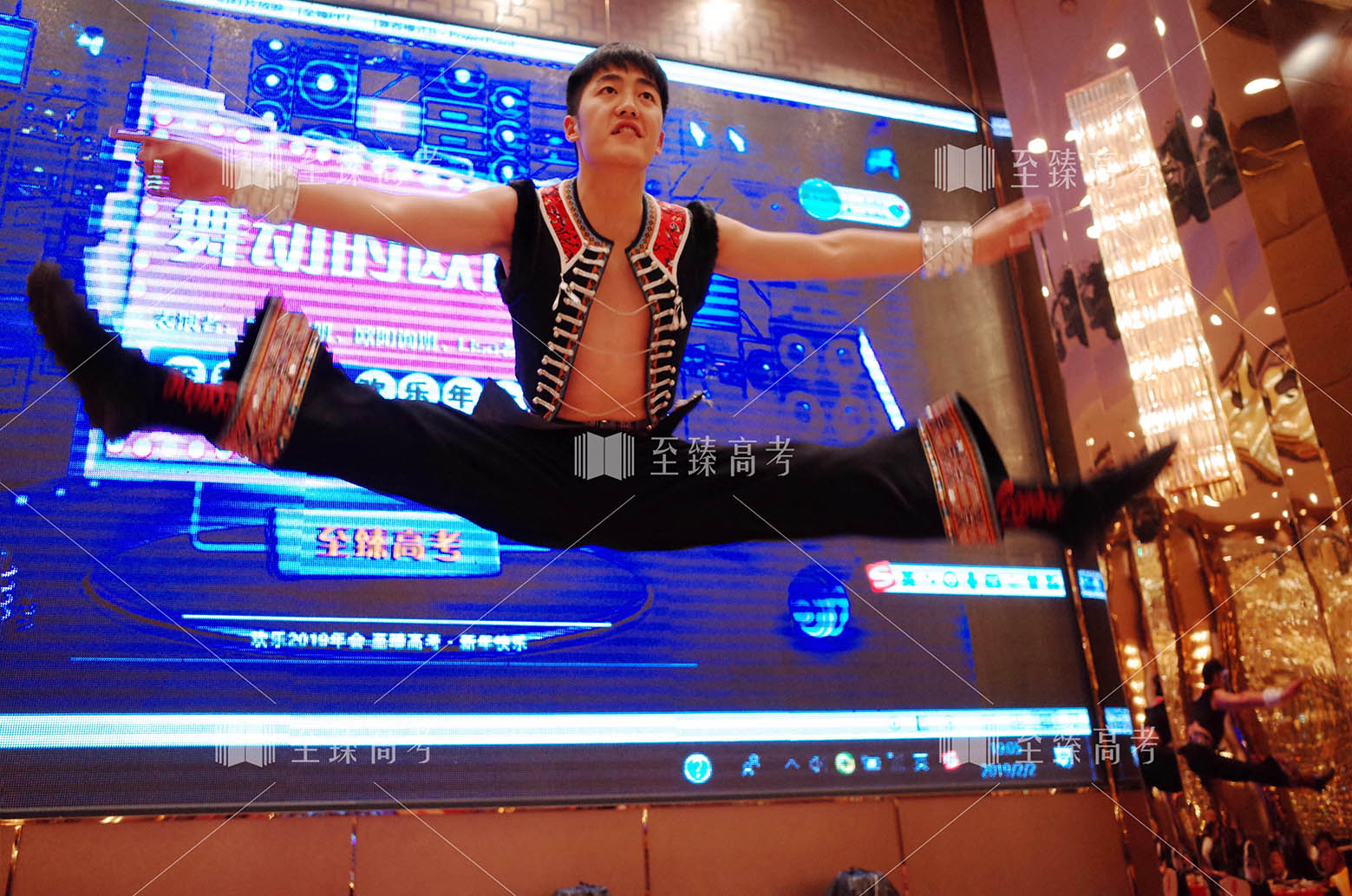 舞蹈生在进行表演