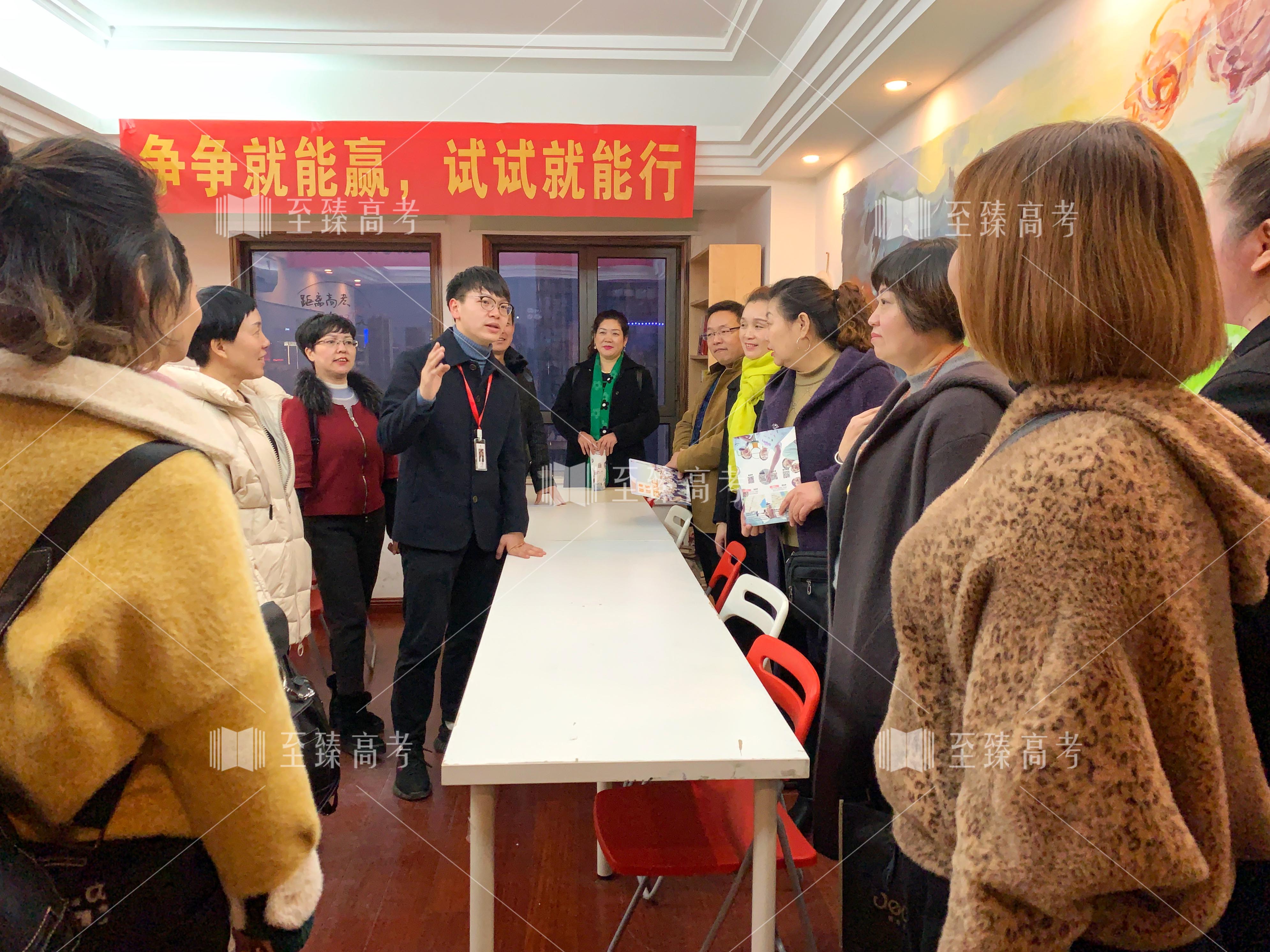 武汉某高考复读文化课机构 家长争先恐后咨询