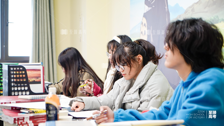 艺考生正在学习