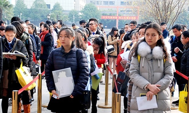 美术艺术生在考试现场