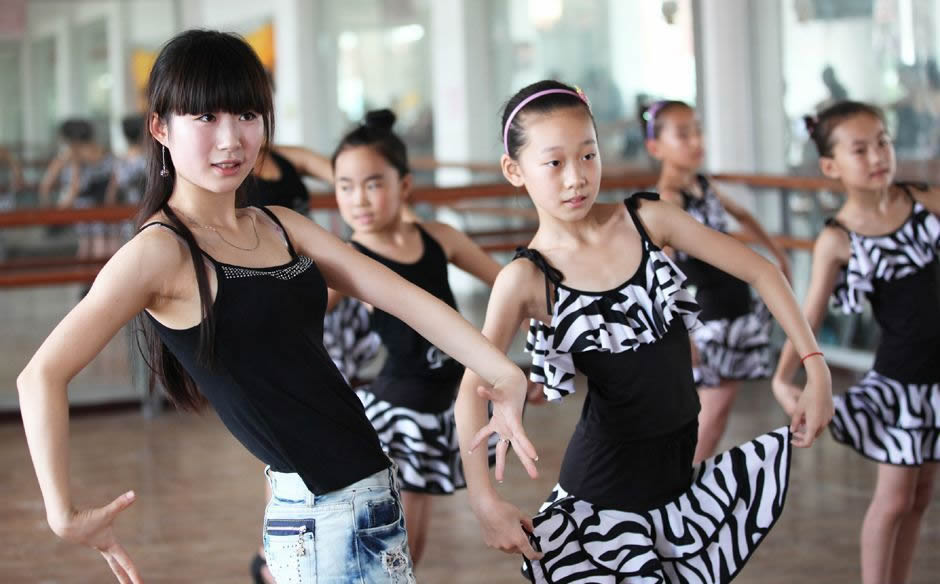 舞蹈艺术生在排练备考