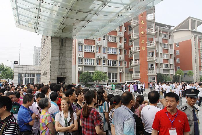 武汉一中校外等待考试结束的家长