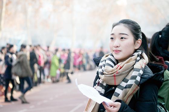 鄂州艺术生在湖北美术联考考场外