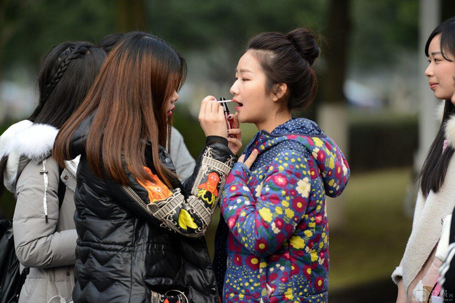 襄阳传媒生才艺表演前“添妆”