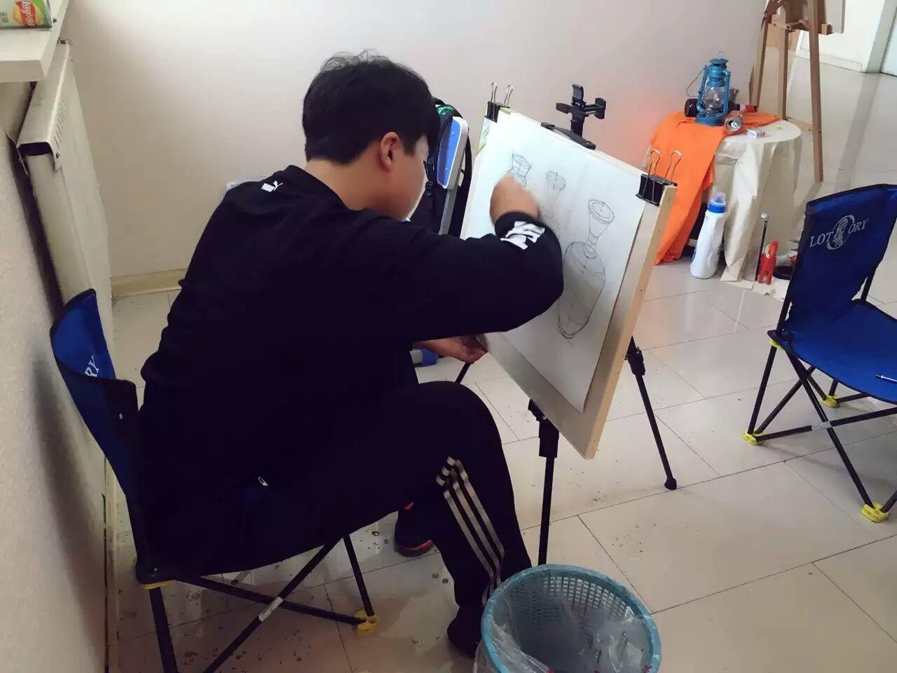 联考结束后继续奋战的美术生