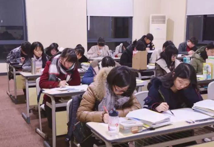艺术类考生在非凡参加文化补习