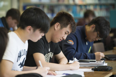 艺术生们在进行文化课补习