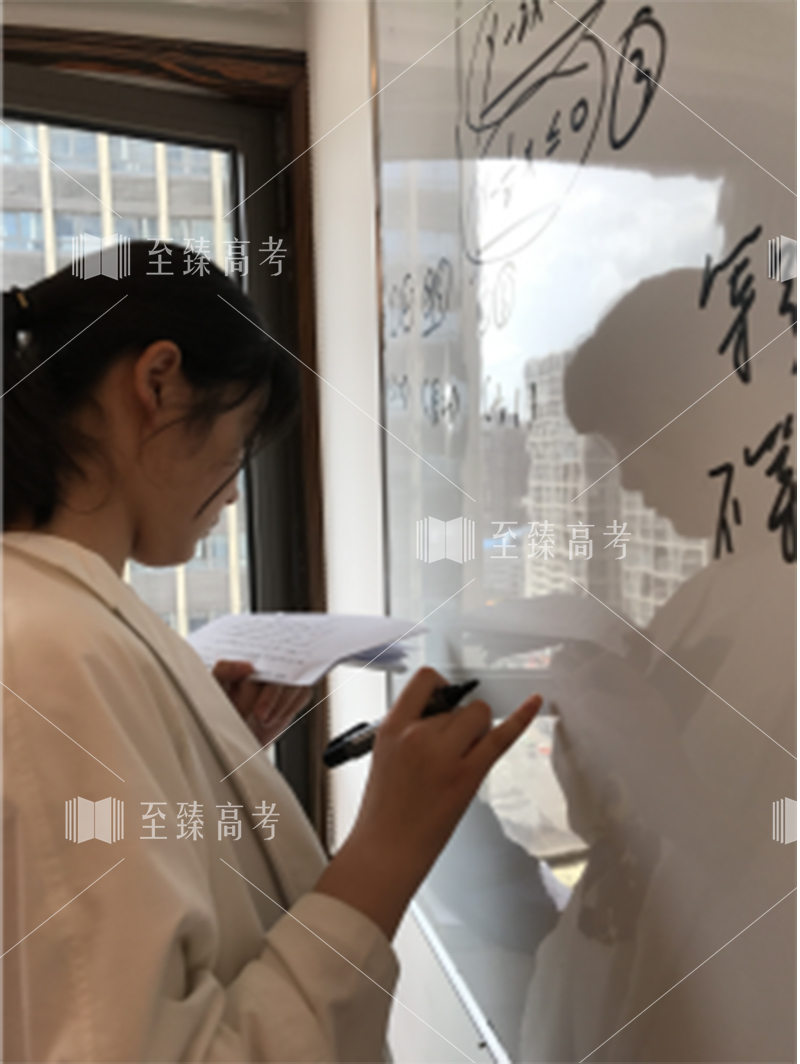 艺考美术生在完成数学课堂测试