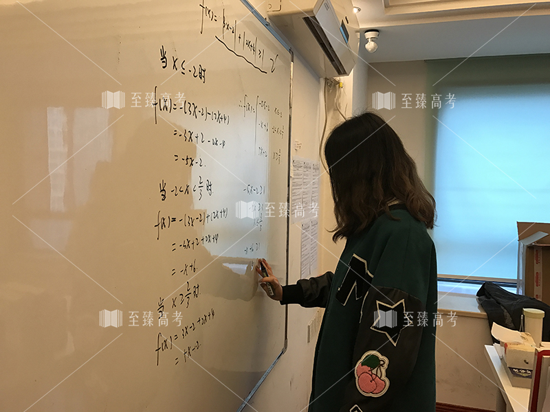 艺考美术生在进行课堂试练