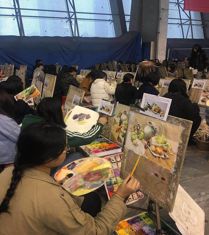 湖北美术万人联考时考生作画