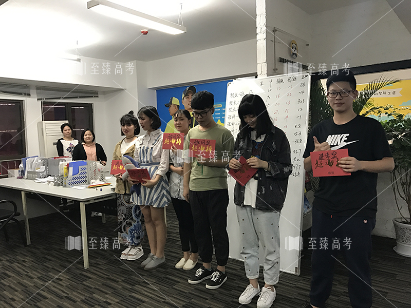 每周周考后教师都会为学生颁发个人进步奖