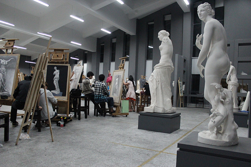 湖北美术学院大一学生正在上课