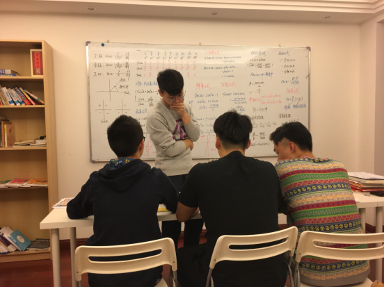 至臻高考张老师给表演艺考生上数学晚辅