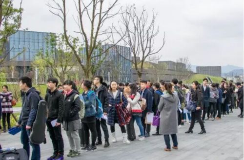 音乐艺考生正在进场校考