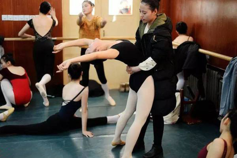 舞蹈艺考生考前互助热身