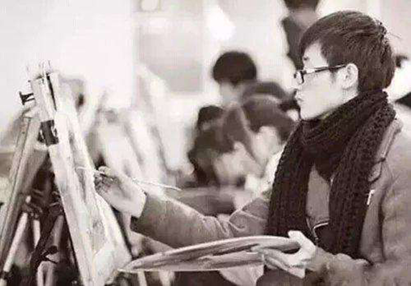 沉浸在画画中的美术生