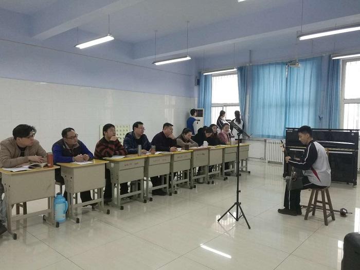 高三音乐生在接受导师审评