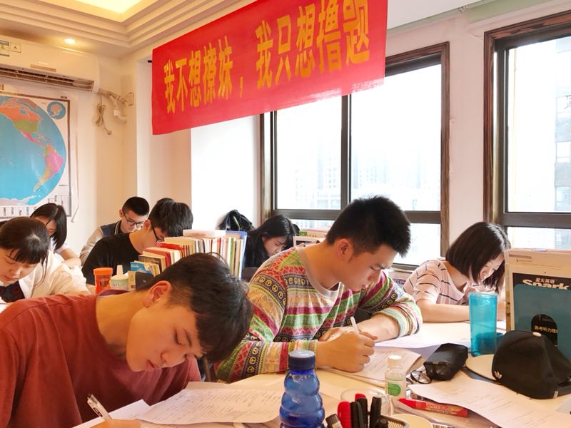 艺术生在进行政治考试