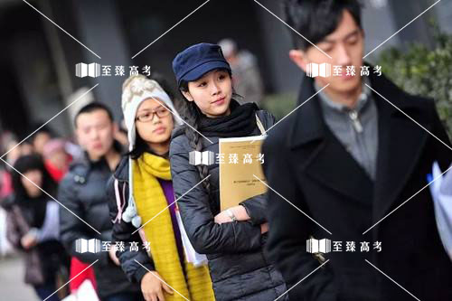 音乐类艺考生排队面考