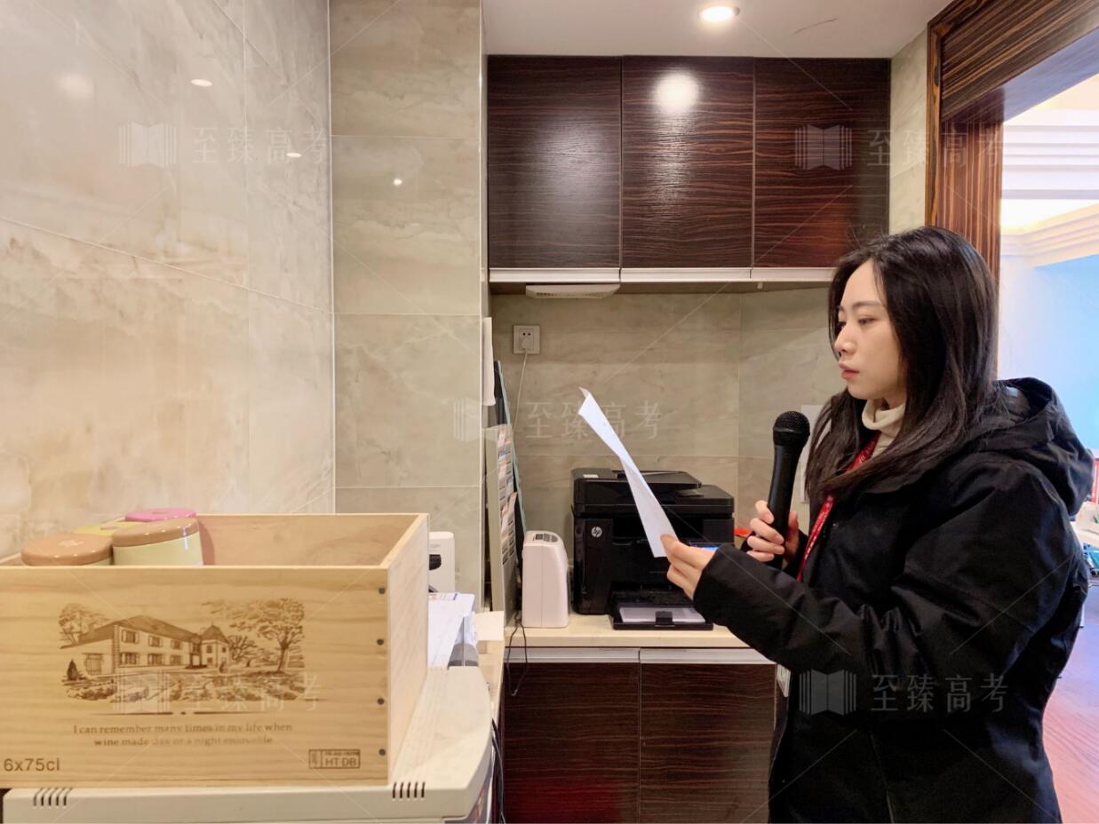 至臻二调 英语老师正在播报听力广播