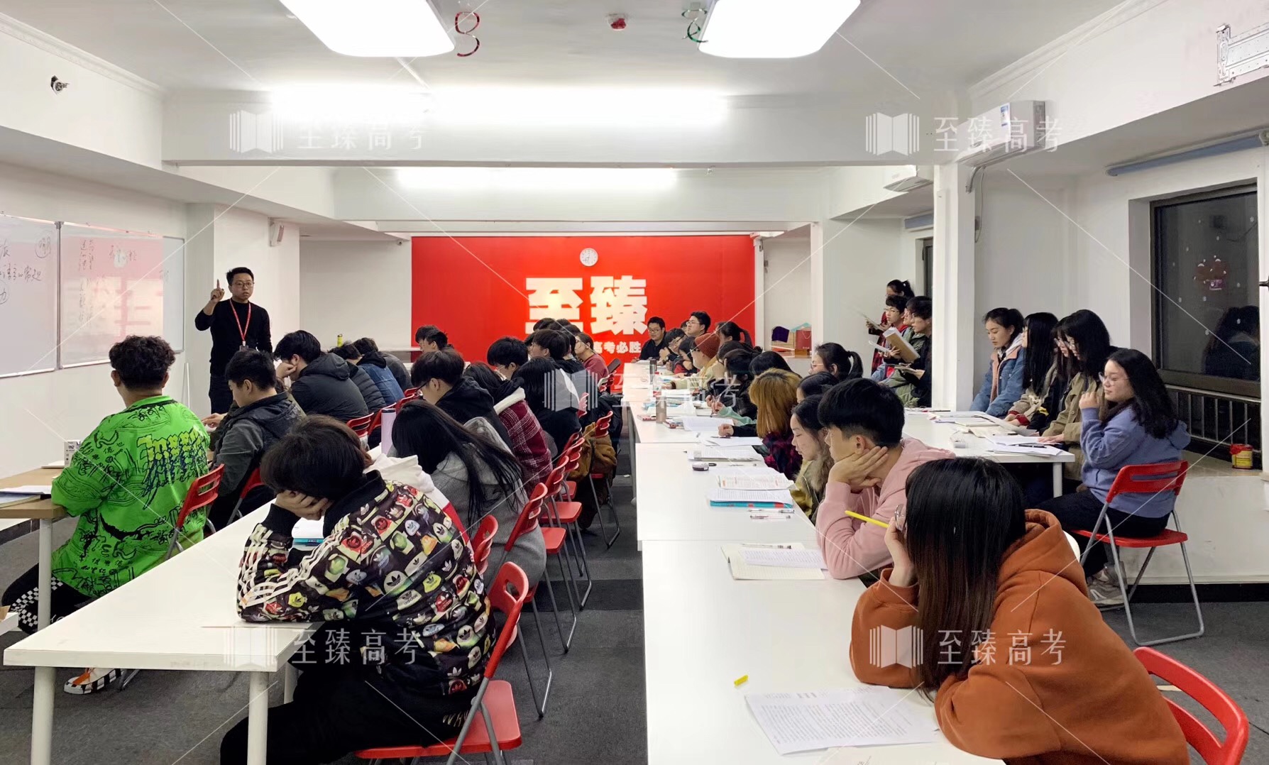 至臻高考老师上公开课的样子