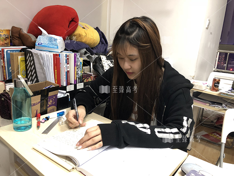 高三音乐生在接受导师审评