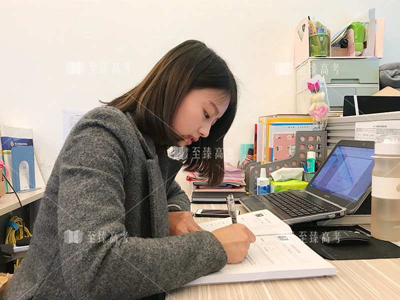 传媒生文化课教师正在备课
